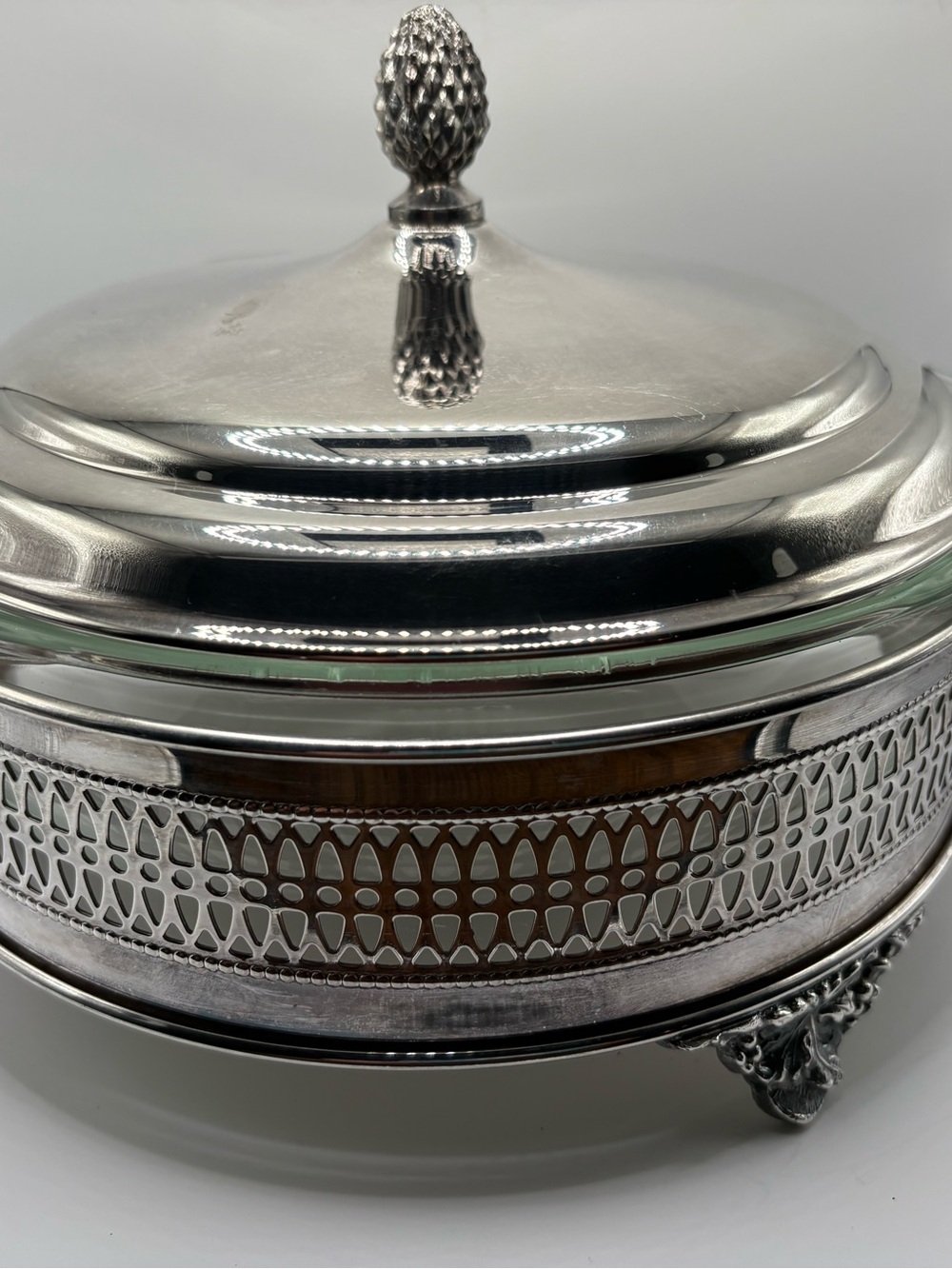 Vtg Pyrex 023 1 1/2 Qt Casserole Dish with Sheffield Silver Co Stand And Lid - Picture 2 of 16